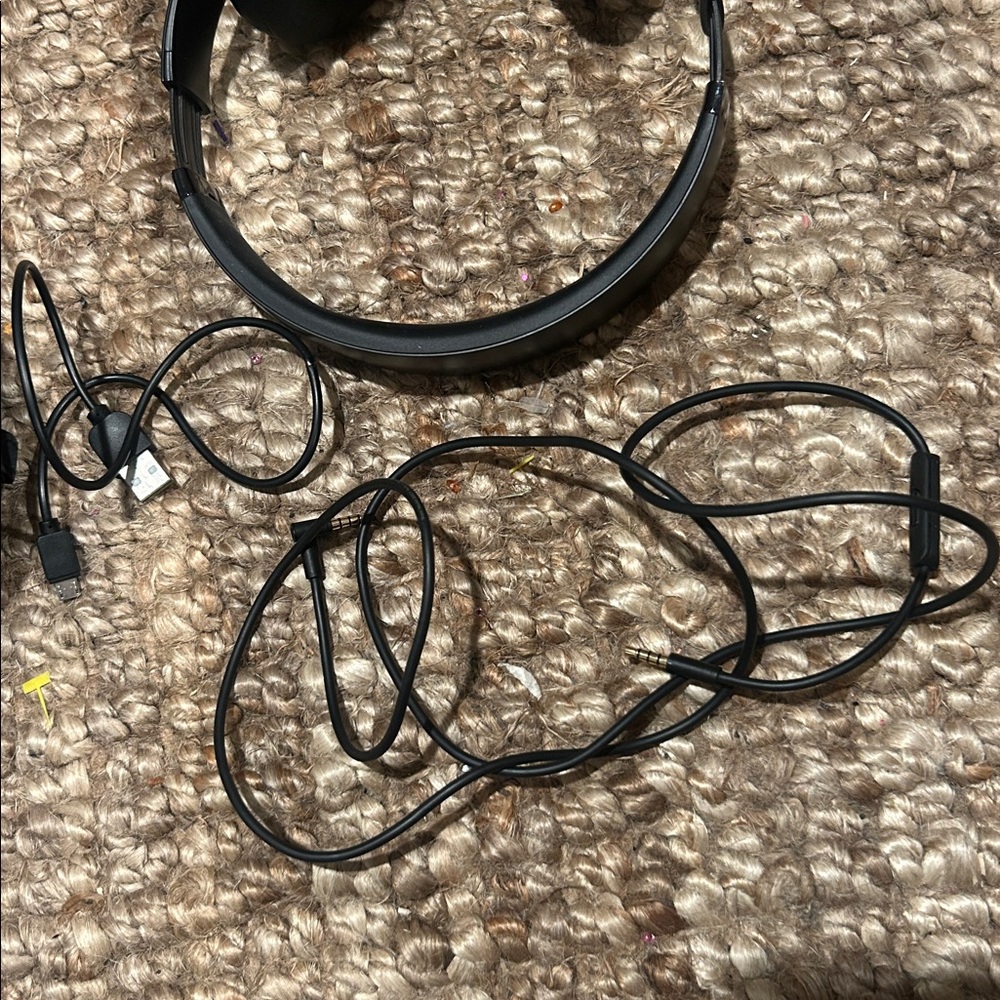 Beats Solo 3 Bluetooth Wireless Over-Ear Headphones - Picture 8 of 10